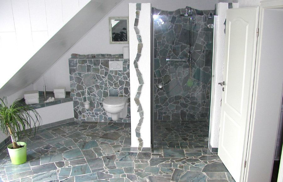 polygonalplatten im badezimmer