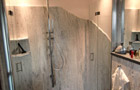 Großformatige Wandplatten aus Granit im Bad